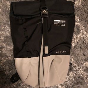 oakley latch backpack